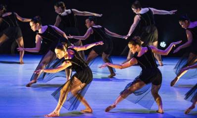 מגמת המחול בתיכון היובל בהרצליה. רקדניות ורקדנים בלבוש שחור בתנועת ריקוד.