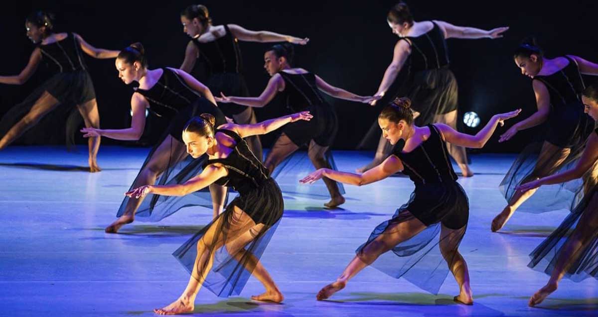 מגמת המחול בתיכון היובל בהרצליה. רקדניות ורקדנים בלבוש שחור בתנועת ריקוד.