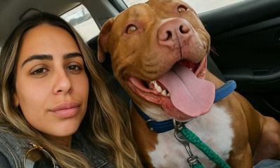 אביה שחר והכלב שהושב. צילום: פרטי