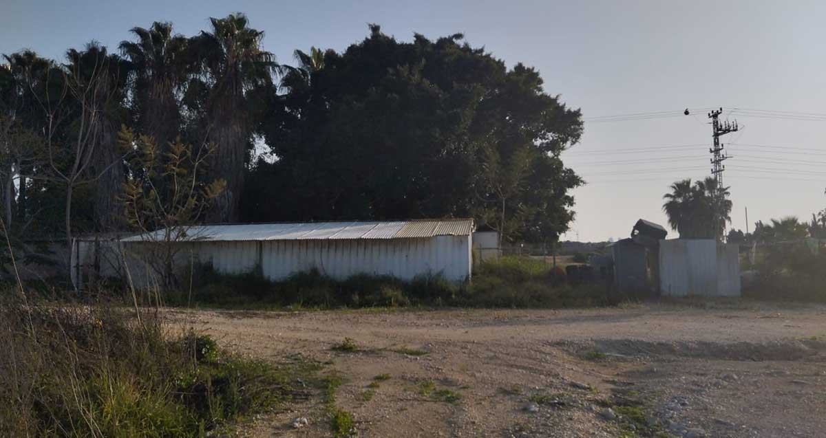 הכלבייה בגליל ים. המבנה של הכלבייה עם גג משופע.