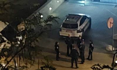 המשטרה ברחוב הפרחים 7 בשכונת נווה גן. ניידת משטרה ולידה 6 שוטרות ושוטרים.