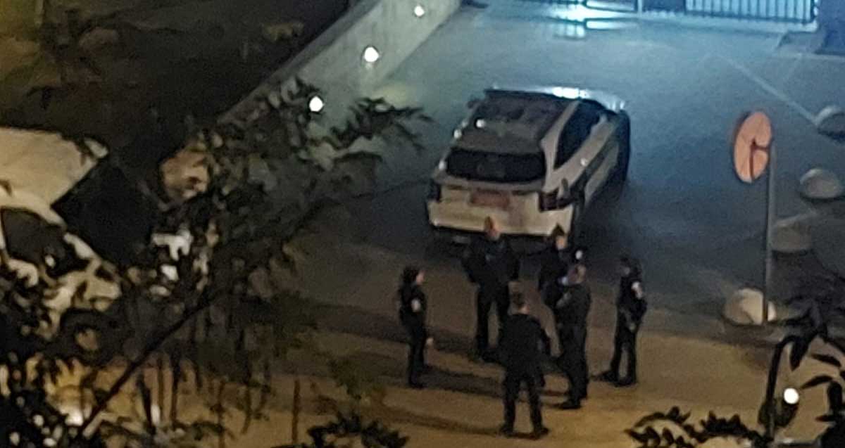 המשטרה ברחוב הפרחים 7 בשכונת נווה גן. ניידת משטרה ולידה 6 שוטרות ושוטרים.
