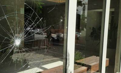 שימשה גדולה מנופצת בכפר סבא כתוצאה מפיצוץ רימון. נקודת הפגיעה מנופצת וסביבה עיגולים של שבר.