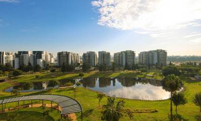 שכונת גליל ים בהרצליה. הבניינים האגמון המלאכיתי והפארק עם המדשאות