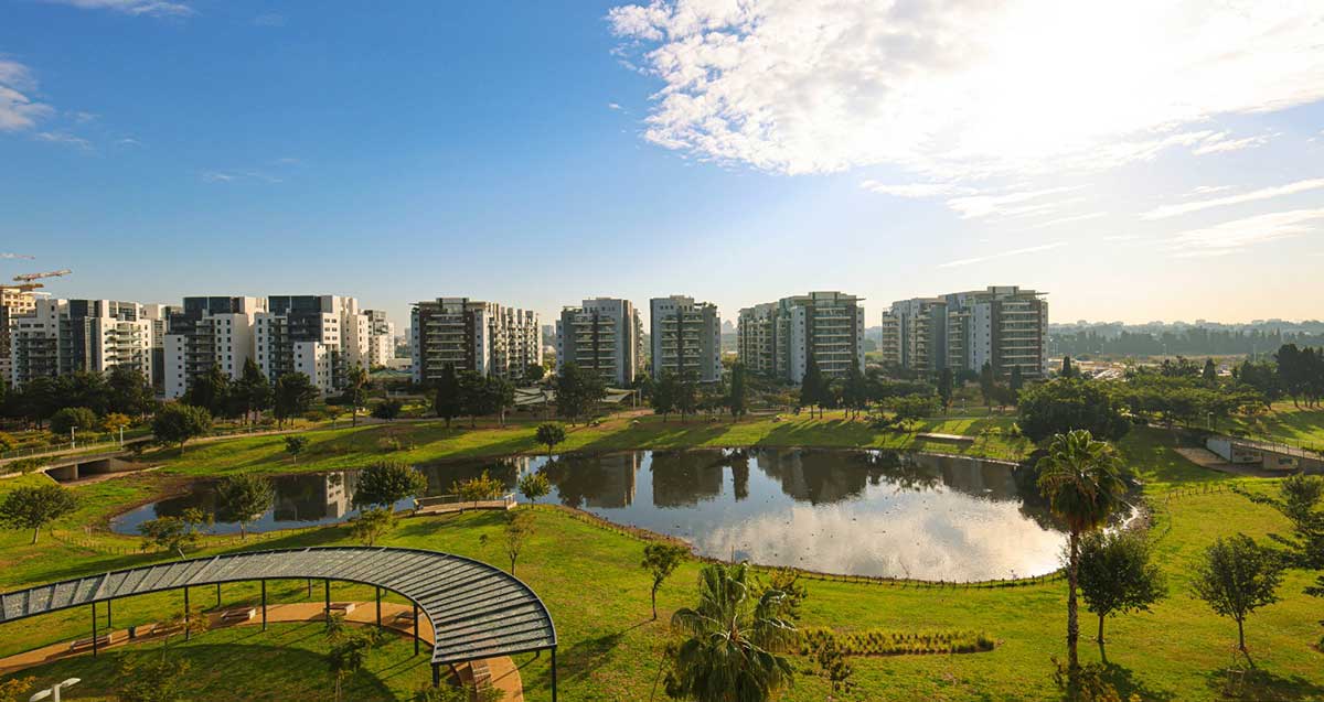 שכונת גליל ים בהרצליה. הבניינים האגמון המלאכיתי והפארק עם המדשאות