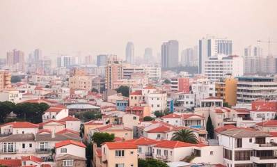 שכונת הדרים בכפר סבא. בתים של קומה אחת או שתיים עם גגות רעפים אדומים. ברקע בנייני מגורים גבוהים.