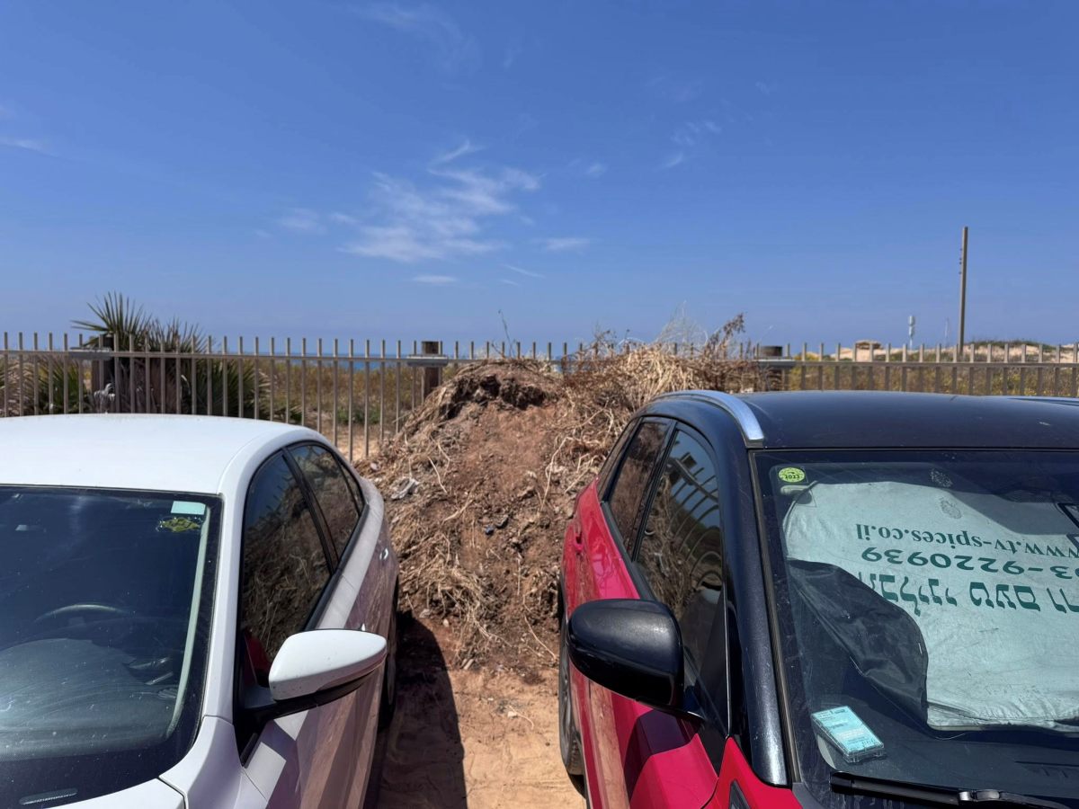 ערימת חציר ליד גדר הצוק בהרצליה. צילום פרטי