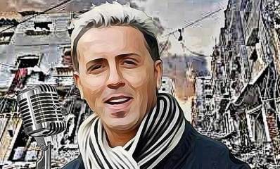 איור של הזמר קובי פרץ קפץ לביקור בעזה, עם מיקרופון לפניו, וכפייה על הצוואר על רקע של בתים הרוסים.