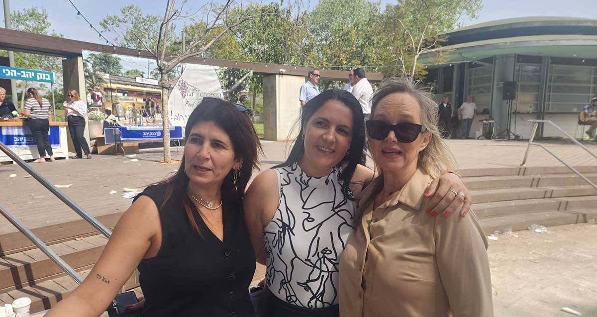 משמאל מגי כץ מנהלת לשכת ראש העיר, לבנת יגר מנהלת אגף משאבי אנוש, שרה קרטש מזכירת ראש העיר