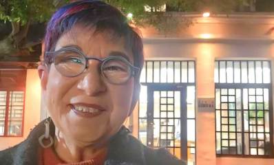 לירית שפיר שמש חברת מועצת עיריית כפר סבא. צילום פנים, מרכיבה משקפי ראייה. ברקע בניין עם חלונות גדולים.