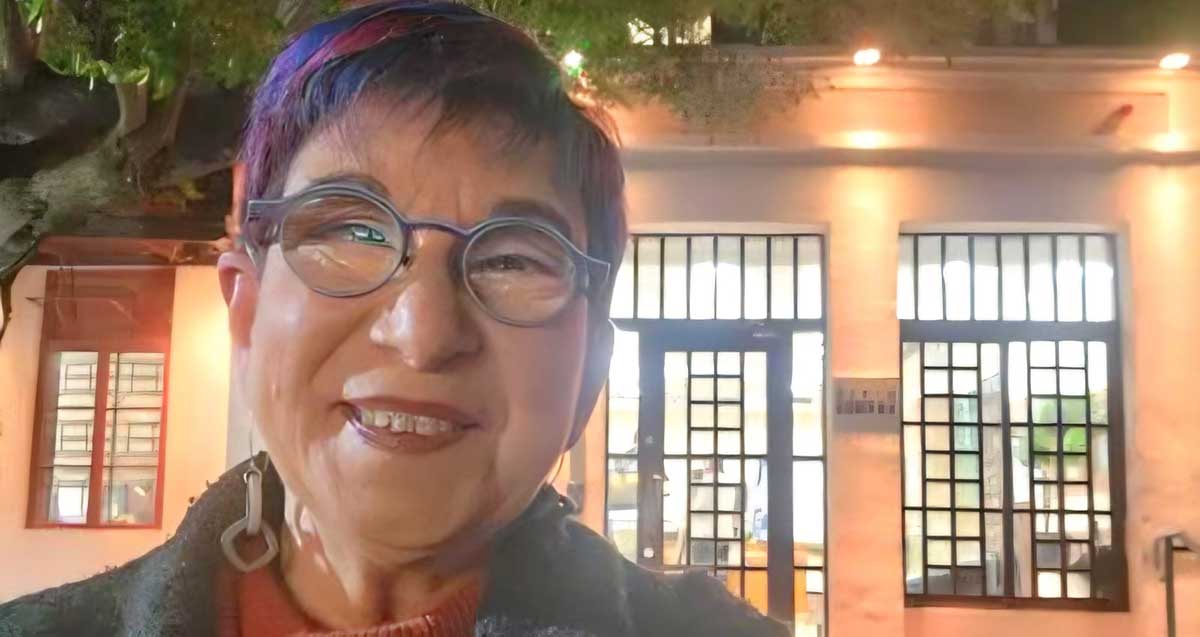 לירית שפיר שמש חברת מועצת עיריית כפר סבא. צילום פנים, מרכיבה משקפי ראייה. ברקע בניין עם חלונות גדולים.