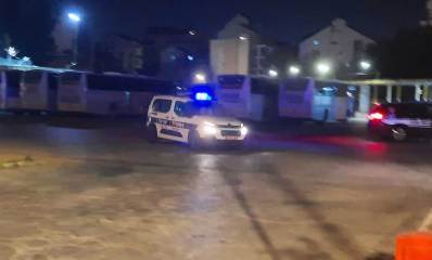 זירת הדריסה בכפר סבא. חניון אוטובוסים ומכוניות משטרה במרכז החניון.