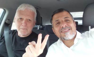 רמי נבון, מסמן וי באצבעות, וזכי טיירי, שניהם בתוך רכב.