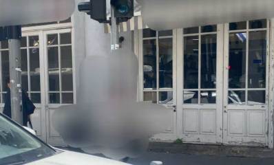 המסעדה בפארק המסילה סגורה. שלוש דלתות עץ עם זכוכית במד ימין ועוד שלוש דלתות דומות בצד שמאל.