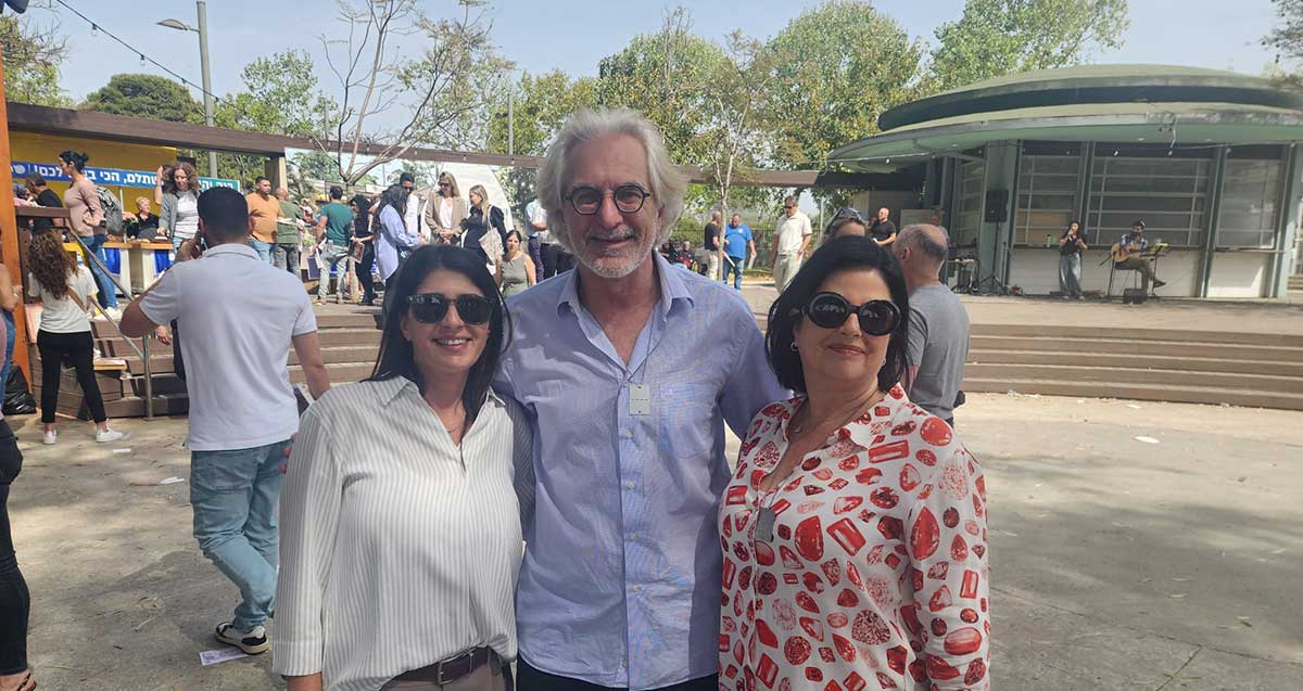 מימין: נאוה פרס, עידן למדן ורחל סמוכה העוזרת של למדן