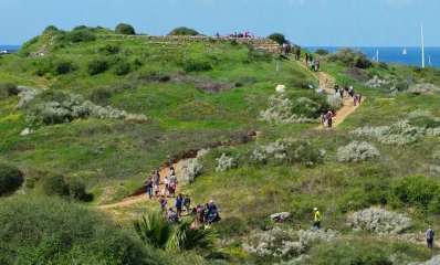תל מיכל הרצליה, אנשים מטפסים על התל הירוק