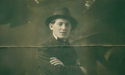 ויטוריו (חיים) ויינברג עם מגבעת. משלב ידיים.