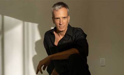 אברי גלעד בבגדים שחורים