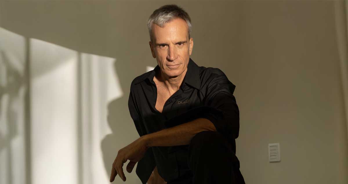 אברי גלעד בבגדים שחורים