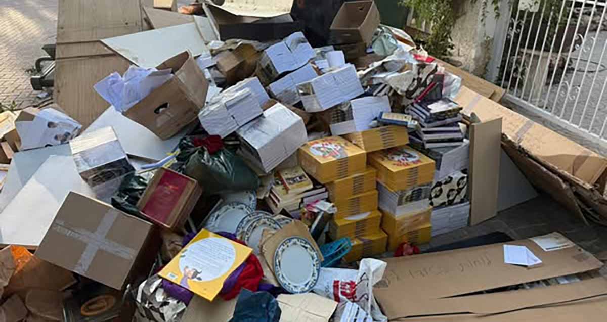 ערימת ספרים וזבל זרוקים ברחו המרגנית בהרצליה