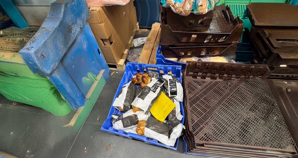 לחמים מחוץ לסופרטל ברחוב הנצח ברמת השרון. לחמים בארגזי פלסטיק.