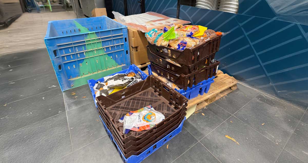 לחמים מחוץ לסופרטל ברחוב הנצח ברמת השרון. לחמים בארגזי פלסטיק.