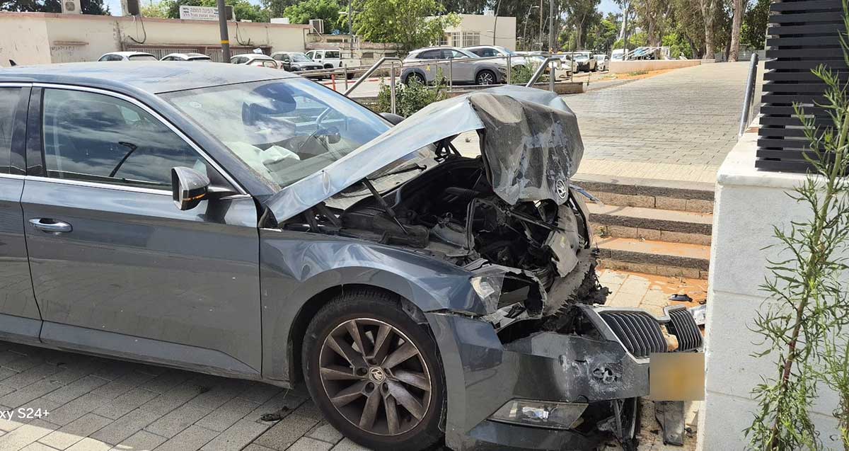 רכב התנגש במגדלי אאורה ברמת השרון. חזית הרכב מרוסקת ומכסה המנוע מורם.