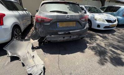 הרכב שנפגע בכפר סבא, בחלק האחורי בצד שמאל. ליד הרכב חלק שנותק מהרכב.