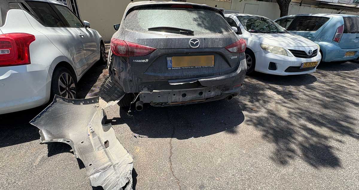 הרכב שנפגע בכפר סבא, בחלק האחורי בצד שמאל. ליד הרכב חלק שנותק מהרכב.