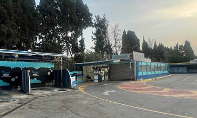 העסק לשטיפת מכוניות בשדרות שבעת הכוכבים בהרצליה. תמונה של העסק כאשר הוא סגור. העסק מורכב משלושה מבנים.