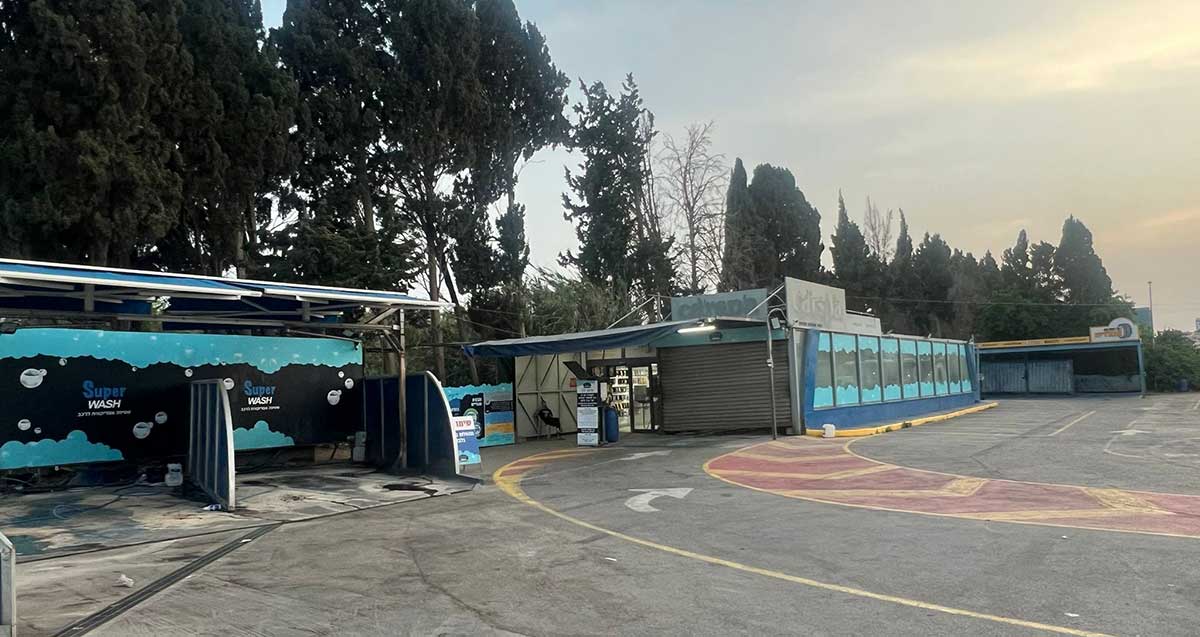 העסק לשטיפת מכוניות בשדרות שבעת הכוכבים בהרצליה. תמונה של העסק כאשר הוא סגור. העסק מורכב משלושה מבנים.