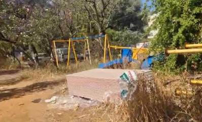 פסולת בניין ופסולת של מתקנים ישנים בחורשת גיסין בהרצליה הירוקה