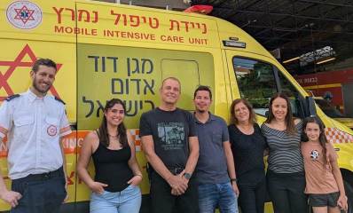 יעקב עם משפחתו והפראמדיק גיא בתחנת מד"א בכפר סבא ליד ניידת טיפול נמרץ