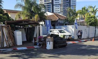 האגירה שפונתה ברחוב שבי ציון. רהיטים, קרשים.