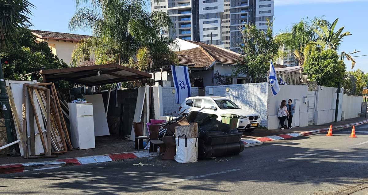 האגירה שפונתה ברחוב שבי ציון. רהיטים, קרשים.