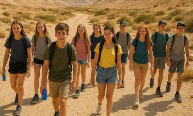 נערים ונערות בטיול שנתי בנוף מדברי. איור בינה מלאכותית: