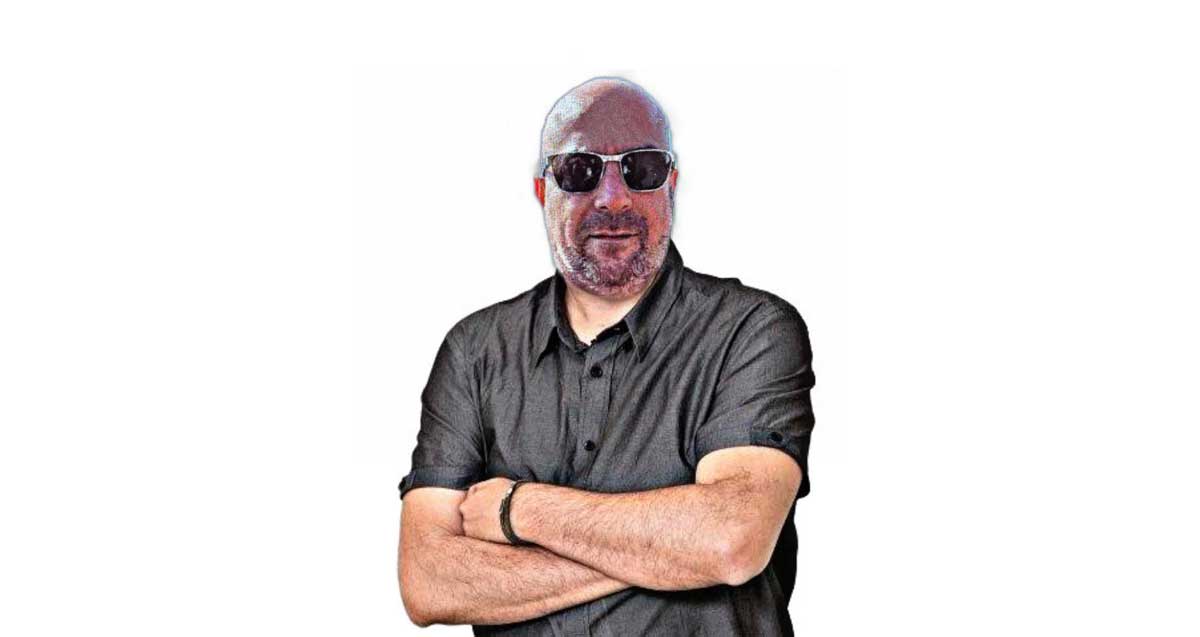 איור של מיקי מחבובי עומד בשילוב ידיים ומרכיב משקפי שמש כהות.
