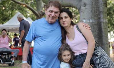 משה נוסבאום בטישרט, עם אישה וילדה.