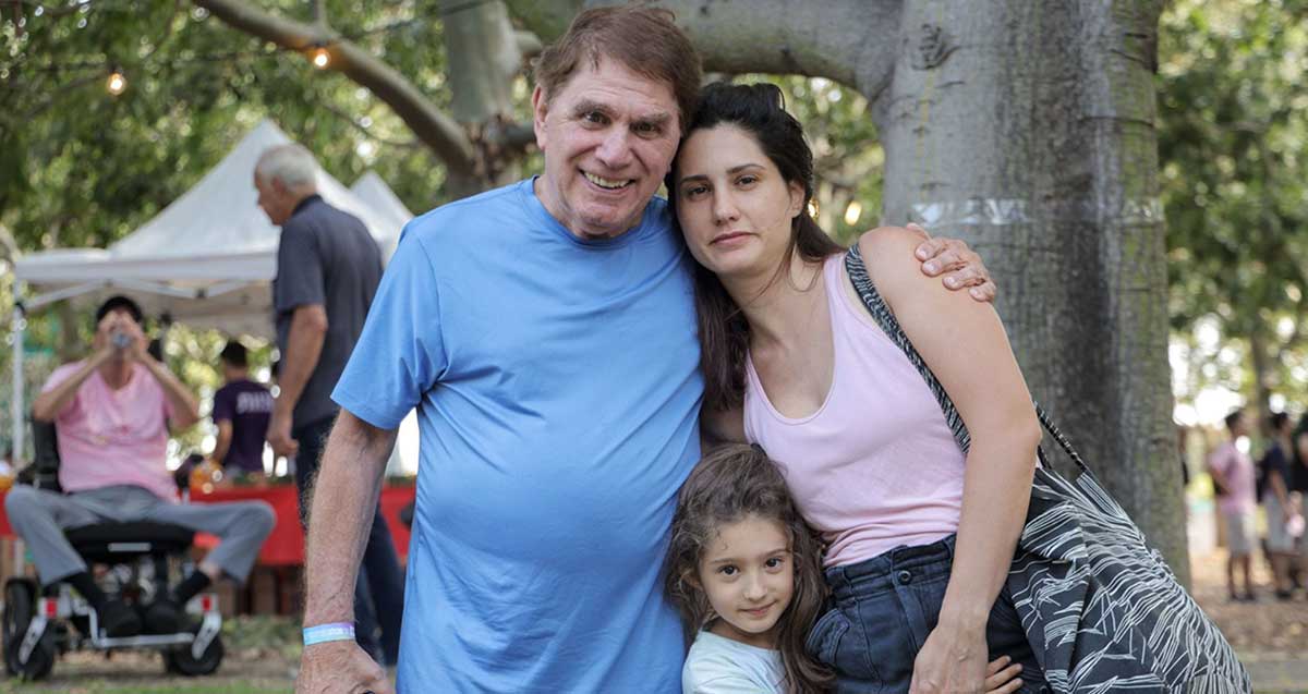 משה נוסבאום בטישרט, עם אישה וילדה.