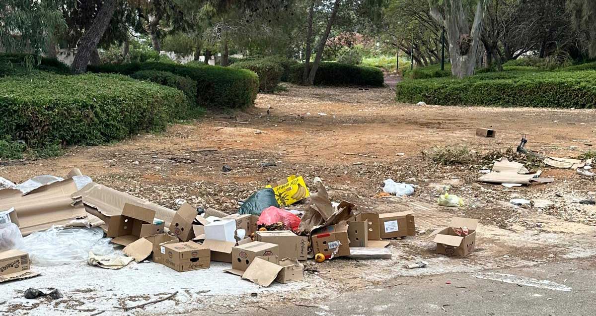 ערימות פסולת בחלק המוזנח של פארק יצחק רבין במזרח הרצליה. קרטונים בגדלים שונים.