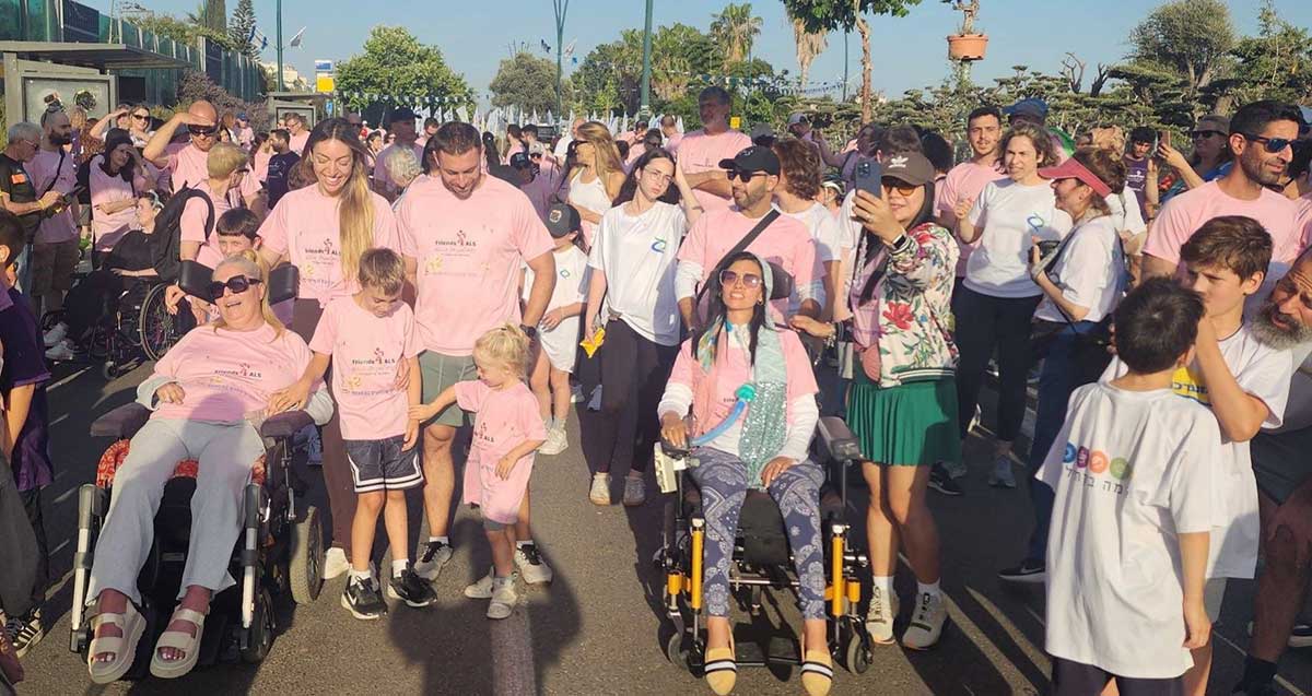 מרוץ רמת השרון. המונים באזור הזינוק, ובחזית התמונה שתי נשים בכיסא גלגלים.