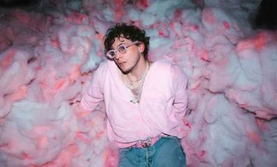 שחר טבוך על מצע רך בצבעים לבן וורוד.