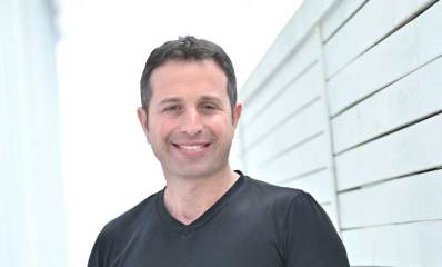 שי אללוף, מהנדס העיר רמת השרון. צילום של פלג גוף עליון. שי לובש טישרט שחור.