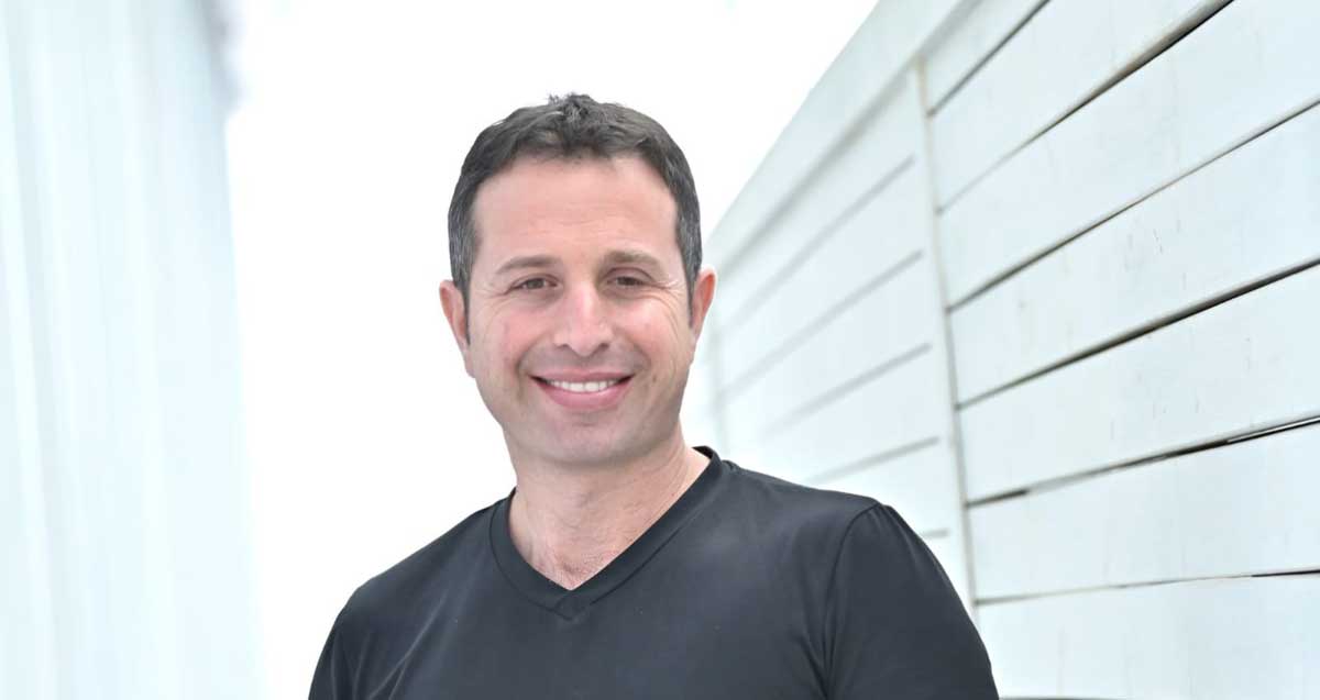 שי אללוף, מהנדס העיר רמת השרון. צילום של פלג גוף עליון. שי לובש טישרט שחור.