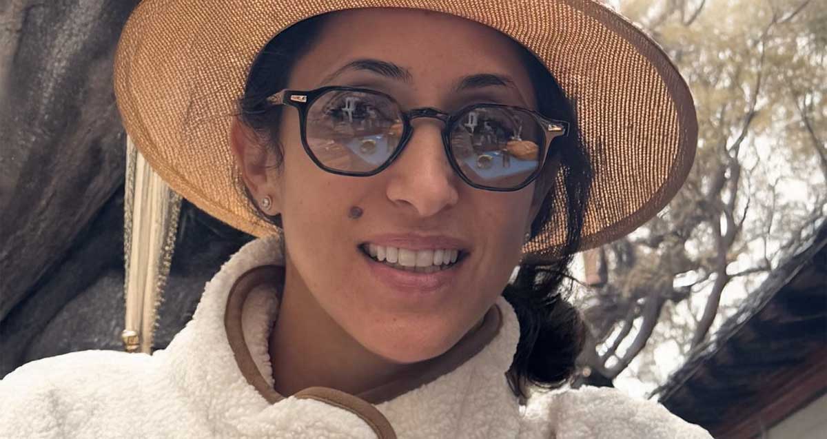 שני נינה עמוסי ממייסדי המטה לשמירת הזהות היהודית ברעננה, עם משקפי ראייה וכובע רחב שוליים.