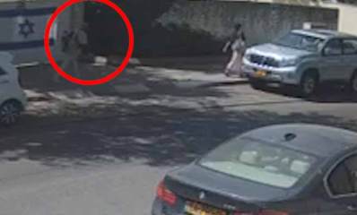 התוקף עוקב אחרי הסטודנטית ברחוב בהרצליה פיתוח. התוקף מסומן בעיגול אדום, הנתקפת צועדת על המדרכה ליד ג׳יפ