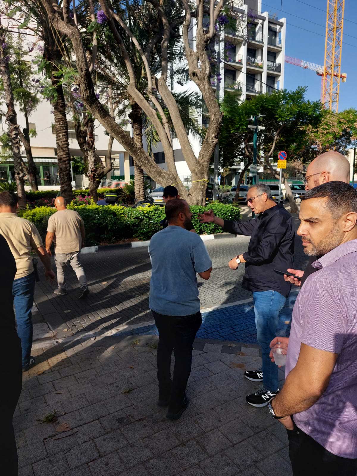 רוכברגר ועובדי אגף התפעול בכיכר העירייה, ורוכברגר משוחח עם אחד העובדים.