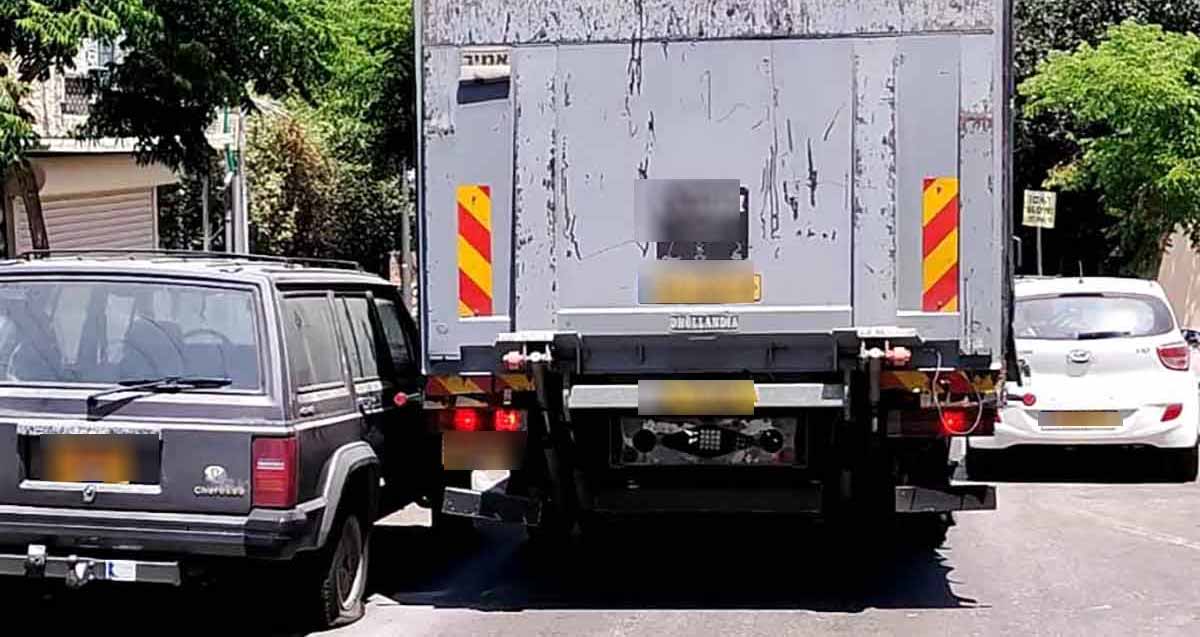 משאית חוסמת תנועה ברחוב צר