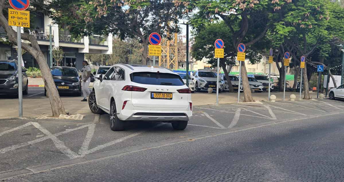 הרכב של רוכברגר לבדו בשעות הבוקר בחניית בכירי עיריית רמת השרון