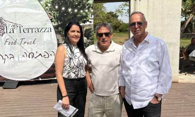 לבנת יגר מנהלת אגף משאבי אנוש, עמוס מגוז יו״ר ועד העובדים ואיציק רוכברגר